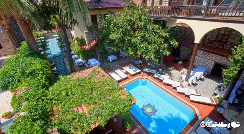 دورنمای استخر روباز هتل